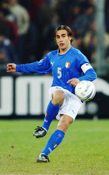 萨拉赫无缘利物浦欧冠名单，斯洛特称俱乐部必须作出回应；此前萨拉赫因未首发炮轰球队